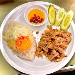 หมูกระเทียมพริกไทย +ไข่ดาว ราดข้าว