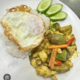 แกงเขียวหวานไก่ราดข้าว ไข่ดาว