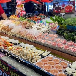 ชาบูเสียบไม้ (ซุปน้ำดำ/ซุปน้ำหม่าล่า) ตลาดโรงเกลือนครนายก