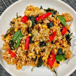 ข้าวคลุกกะเพราไส้กรอกกับไข่