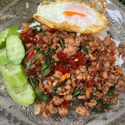 กระเพราหมูสับราดข้าว
