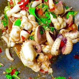 ข้าวหน้า กระเพราา ปลาหมึก