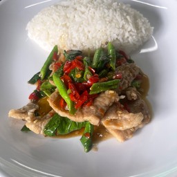 ข้าวกระเพราหมูชิ้น