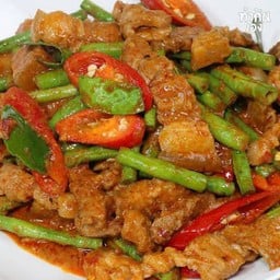 ข้าวผัดพริกแกงหมูสามชั้นใส่ถั่วฝักยาว