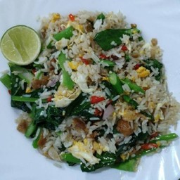 ข้าวกล้องผัดคะน้าปลาเค็มจำแลงใส่ไข่ Fried rice with Kale, salty plant-based, egg
