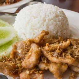 ไก่ชิ้นทอดกระเทียมราดข้าว