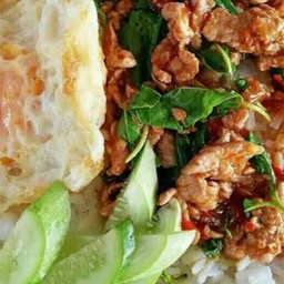 ข้าวราดกระเพราหมูชิ้น+ไข่ดาว