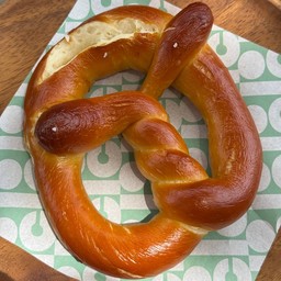 [อร่อยซ่ากับโค้ก] Sourdough Pretzel +  โค้ก ไม่มีน้ำตาล (กระป๋อง) + โค้ก ออริจินัล (กระป๋อง) + สไปรท์ ออริจินัล (กระป๋อง)
