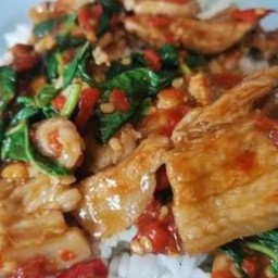 ข้าวกะเพราหมูสามชั้น