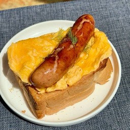 ขนมปัง ไส้กรอก และไข่คน