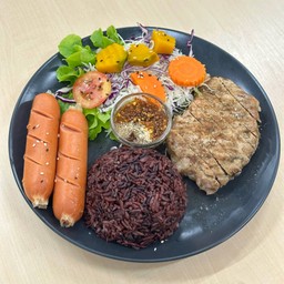 คอมโบ ข้าวหน้าสเต็กหมู จิ้มแจ่ว +เพิ่มไส้กรอก 2 ชิ้น