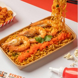 ผัดมาม่าซอสกุ้งถัง เสิร์ฟพร้อมไข่กุ้ง