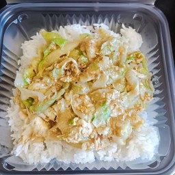 ข้าวราดผัดกะหล่ำปีใส่ไข่