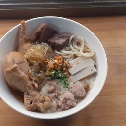 ต้มเส้นผสมจั๊บญวน