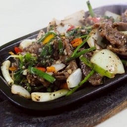 เนื้้อกวางผัดพริกไทยดำ