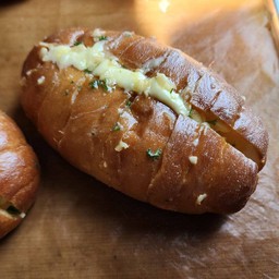 ขนมปังเกลือไส้เนยกระเทียมครีมชีส