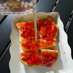 ขนมปังปิ้งแยมสตอเบอรี่ + เยลลี่