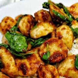 ข้าวราดผัดพริกแกงลูกชิ้น