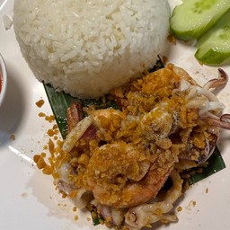 ข้าวราดกระเทียมพริกไท ทะเล (กุ้ง+หมึก)