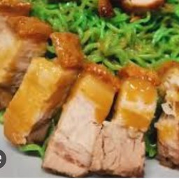 บะหมี่แห้ง หมูกรอบ (ราดซอสหมูแดง)