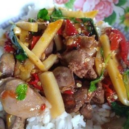 ข้าวราดหน่อไม้เครื่องในไก่
