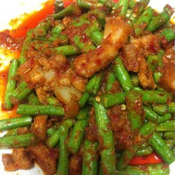 [อร่อยซ่ากับโค้ก] ข้าวผัดพริกแกงหมูป่า +  โค้ก ออริจินัล (ขวด)