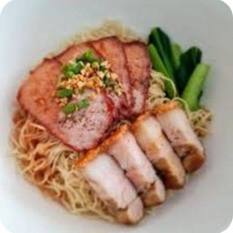บะหมี่แห้ง หมูกรอบ&หมูแดง (ราดซอสหมูแดง)