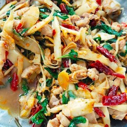 ข้าวผัดกะเพราไก่สับหน่อไม้ดอง