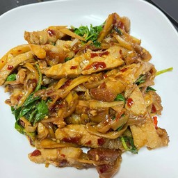 ข้าวกะเพราหมูชิ้นหน่อไม้ดอง