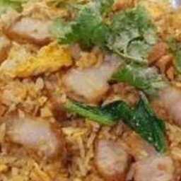 ข้าวผัดหมูกรอบ