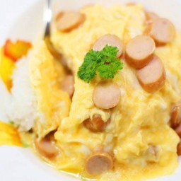 ข้าวไข่ข้นไส้กรอก
