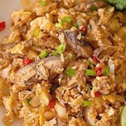 ข้าวผัดปลากระป๋อง