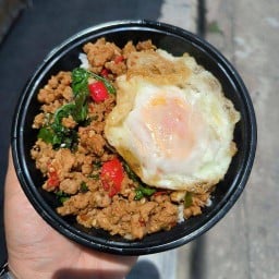 ครัวบ้านเองกระเพรา(ตามสั่ง)&ไข่ขัน