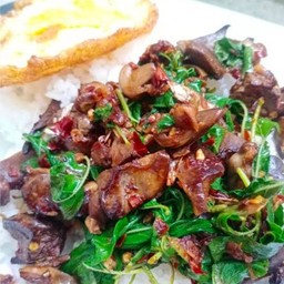ข้าวราดกระเพราเครื่องในไก่