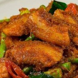 ข้าวราดผัดพริกแกงหมูสามชั้น