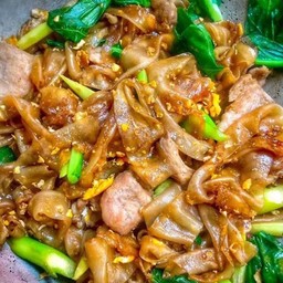 ผัดซีอิ๊วหมูใส่ไข่