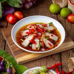 ยำหมูกรอบ (น้ำปลาร้า)