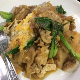 ผัดซีอิ้วเส้นใหญ่ใส่หมูกหมัก