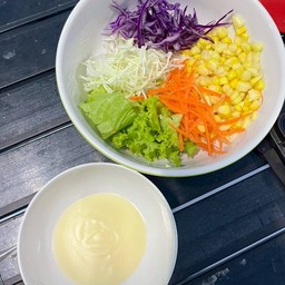 ไก่ทอดกรอบ สลัดผัก by Natcha