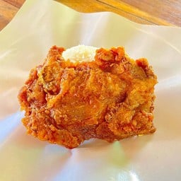 ข้าวเหนียวสะโพกไก่ทอดซอสน้ำปลา
