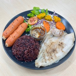 คอมโบ ข้าวหน้าสเต็กปลา จิ้มแจ่ว +เพิ่มไส้กรอก 2 ชิ้น