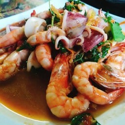 กระเพราหมึก กกก &กุ้ง (กับข้าว)