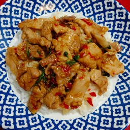 ข้าวผัดกระเพราหมูชิ้น
