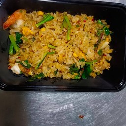 ข้าวผัดน้ำพริกเผากุ้งใส่คะน้า