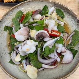 ยำหนวดหมึกตะไคร้หอม