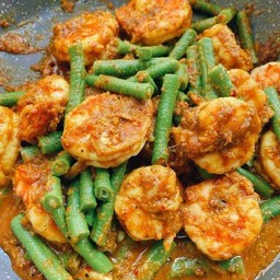 ผัดเผ็ดกุ้งใส่ถั่วพริกแกงใต้