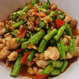 ผัดพริกแกง ไก่บ้าน+ถั่ว
