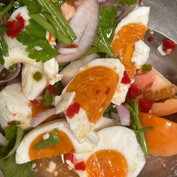 ยำไข่เค็ม กับข้าว