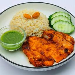 ข้าวกล้องไก่คลุกฝุ่นน้ำจิ้มซีฟู้ด (คลีน) Grilled Chicken Seafood Sauce