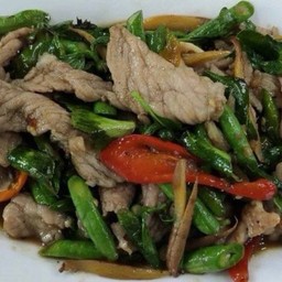 102.1 ผัดฉ่า หมู/ไก่ (ราดข้าวหอมมะลิ)